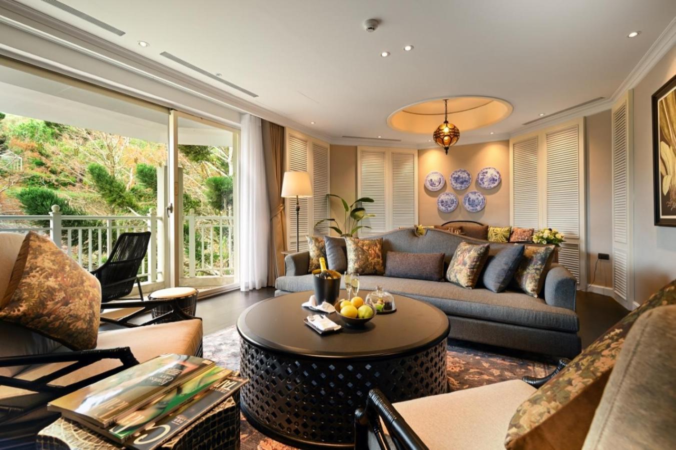 Hualien Farglory Hotel Yanliau Quarto foto The living room of a suite at The Oberoi, Mumbai